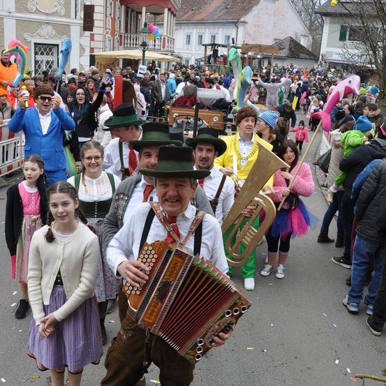 Bild enthält, People, Person, City, Carnival, Child, Female, Girl, Parade, Urban, Face
