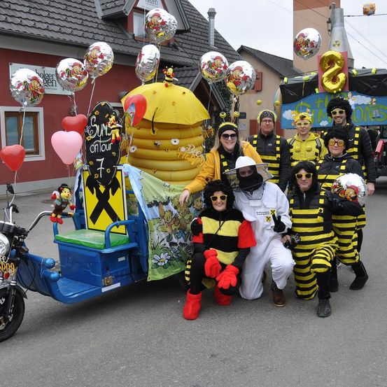 Bild enthält, Adult, Female, Person, Woman, People, Portrait, Costume, Balloon, City, Street