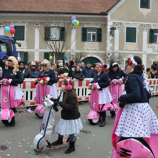 Bild enthält, People, Person, Adult, Female, Woman, E-scooter, Child, Girl, Shoe, Face