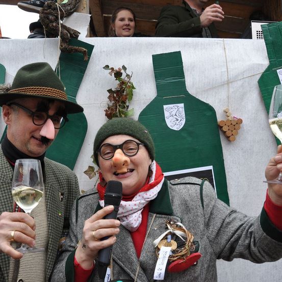 Bild enthält, Adult, Male, Man, Person, Hat, Female, Woman, Face, Baby, Suit