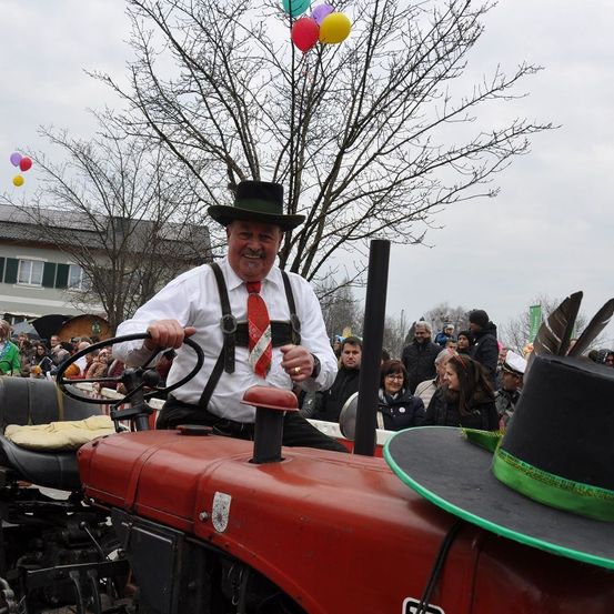 Bild enthält, Hat, Person, Photography, Portrait, Formal Wear, Tie, Adult, Male, Man, Balloon