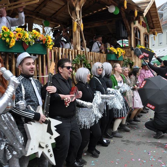 Bild enthält, People, Person, Adult, Female, Woman, Flower Arrangement, Flower Bouquet, Shelter, Male, Man