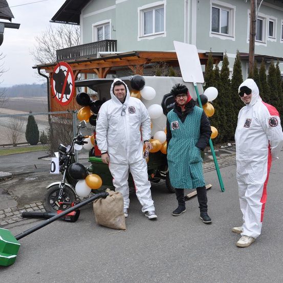 Bild enthält, Person, Worker, Adult, Male, Man, E-scooter, Wheel, Shoe, Motorcycle, Sword