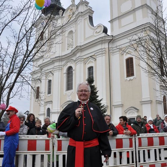 Bild enthält, Adult, Female, Person, Woman, People, Male, Man, Building, Coat, Face