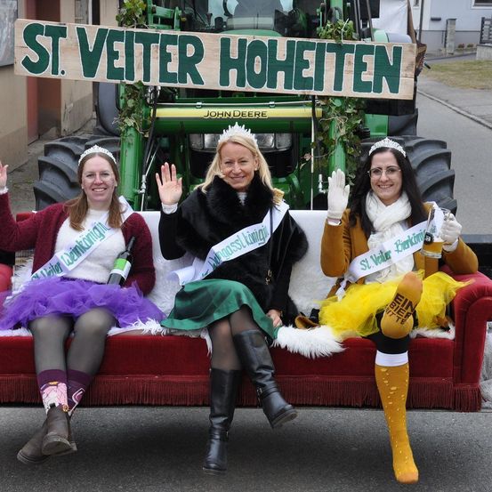 Bild enthält, Costume, Person, Couch, People, Portrait, Coat, Female, Girl, Teen, Glove