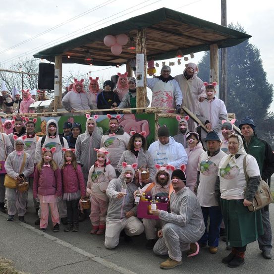 Bild enthält, Shelter, People, Person, Photography, Portrait, Coat, Dress, Pants, Adult, Man
