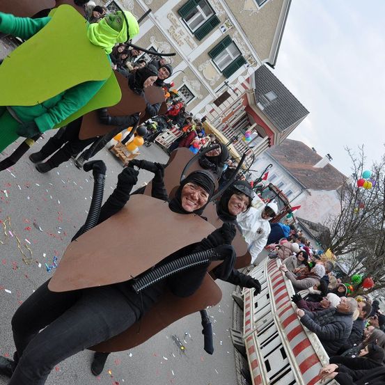 Bild enthält, People, Person, Adult, Female, Woman, City, Sword, Male, Man, Face