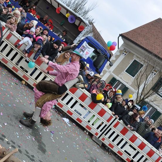 Bild enthält, People, Person, Building, Outdoors, Shelter, Clothing, Footwear, Shoe, Face, Head