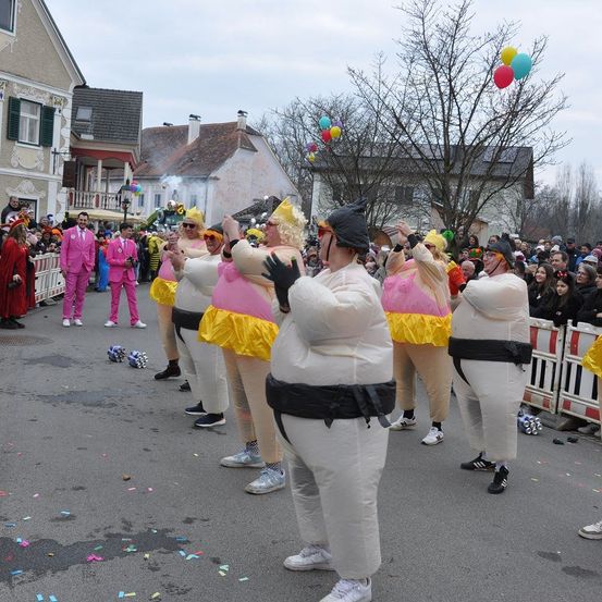 Bild enthält, People, Person, Adult, Female, Woman, Parade, Footwear, Shoe, Pride Parade, Balloon