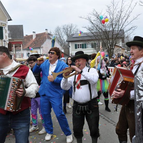 Bild enthält, People, Person, Neighborhood, Adult, Female, Woman, Male, Man, Pants, Jeans