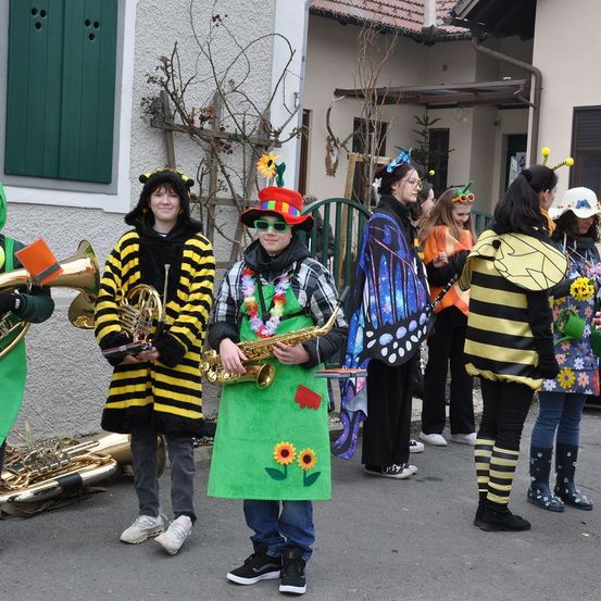 Bild enthält, People, Person, Adult, Female, Woman, Jeans, Coat, Jacket, Shoe, Face