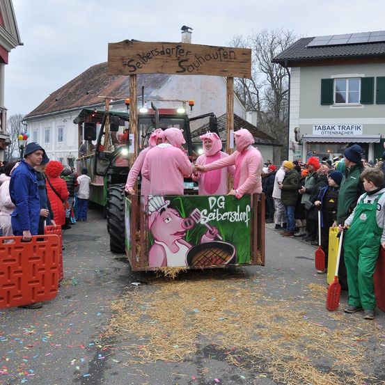 Bild enthält, Shelter, Adult, Female, Person, Woman, People, City, Boy, Child, Male