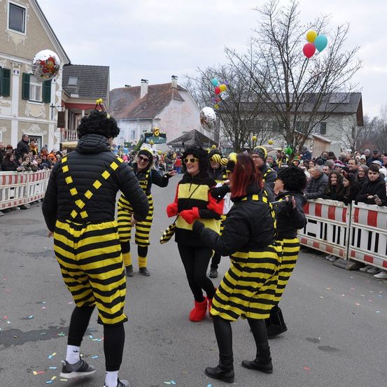 Bild enthält, Adult, Female, Person, Woman, People, Footwear, Shoe, Face, Balloon, Hoodie