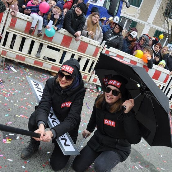Bild enthält, Shelter, People, Person, Sunglasses, Portrait, Adult, Female, Woman, City, Mace Club