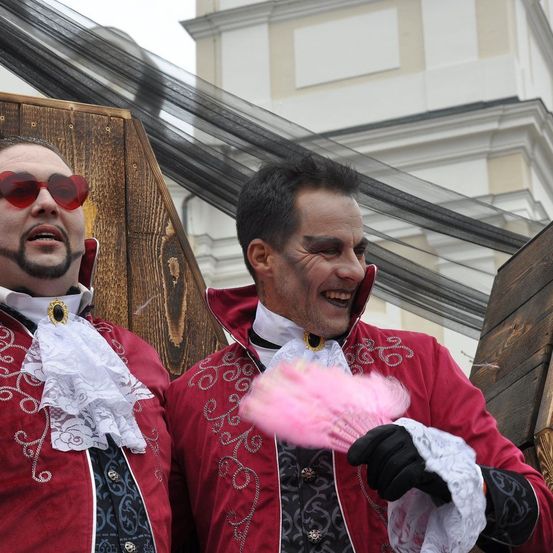 Bild enthält, Sunglasses, Adult, Male, Man, Person, Glove, Face, Head, Portrait, Finger