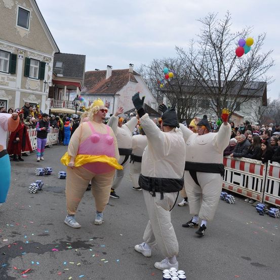 Bild enthält, People, Person, Parade, Adult, Female, Woman, Shoe, Neighborhood, Pride Parade, Balloon