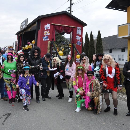 Bild enthält, People, Person, Adult, Female, Woman, Costume, Shelter, Male, Man, Suit