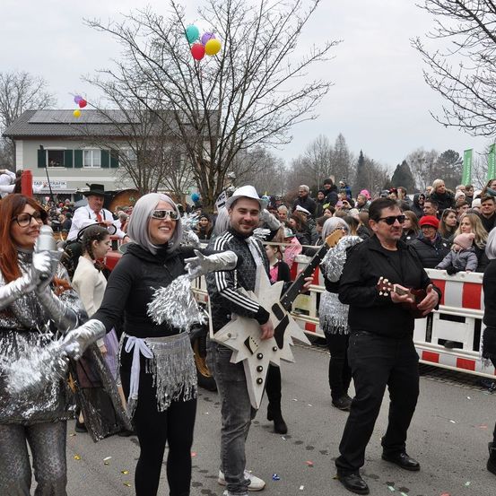 Bild enthält, People, Person, Adult, Female, Woman, Male, Man, Celebrating, Shoe, Face