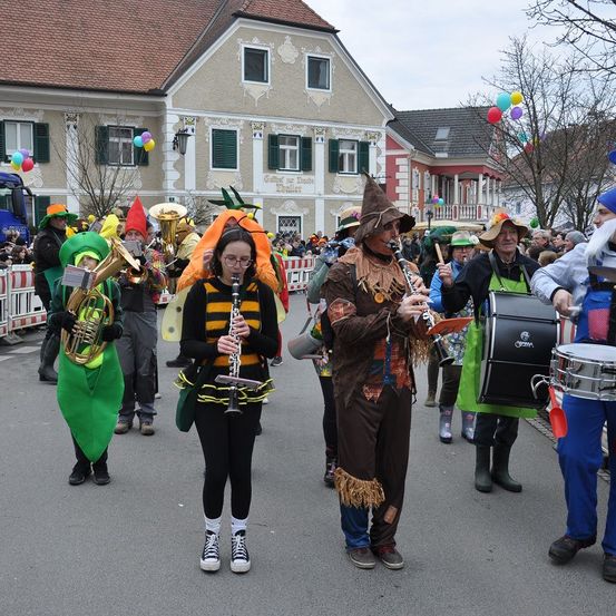 Bild enthält, People, Person, Adult, Female, Woman, Girl, Teen, Male, Man, Carnival