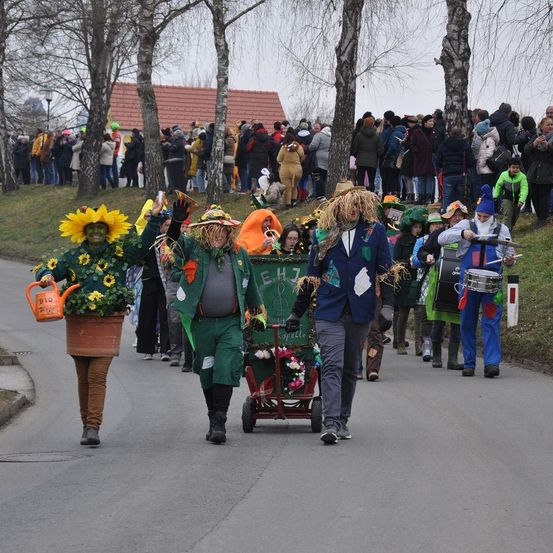 Bild enthält, Adult, Female, Person, Woman, Flower, Flower Arrangement, Flower Bouquet, Wheel, Walking, Coat