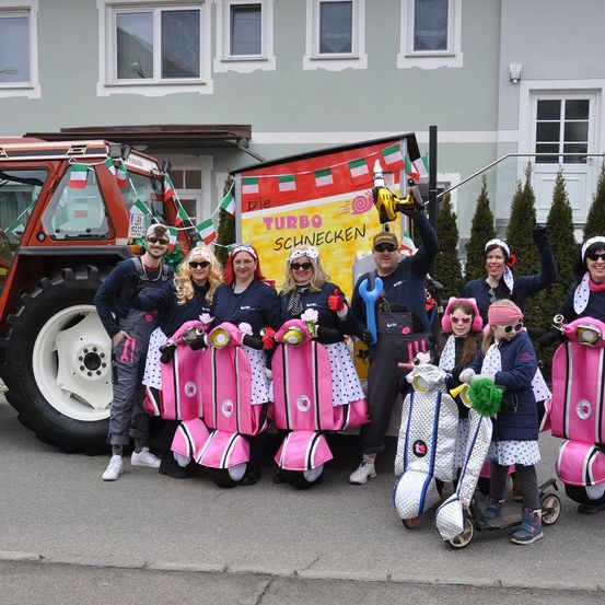 Bild enthält, People, Person, Adult, Female, Woman, Wheel, Bride, Coat, Shoe, Vehicle
