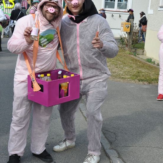 Bild enthält, City, Street, Photography, Portrait, Shelter, Costume, Coat, Neighborhood, Shoe, Pants