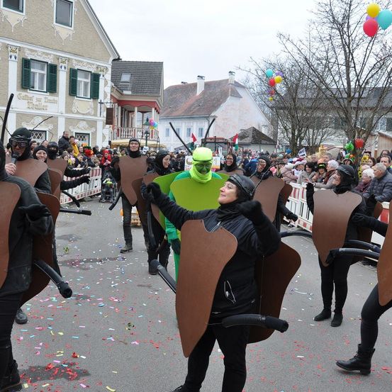 Bild enthält, People, Person, Adult, Female, Woman, Spear, Weapon, Sword, Glove, Parade