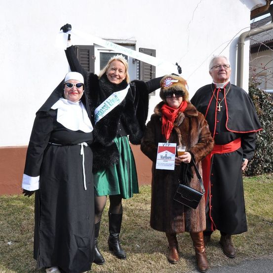 Bild enthält, People, Person, Costume, Adult, Female, Woman, Sword, Shelter, Coat, Jacket