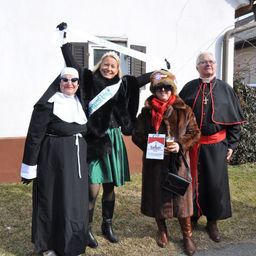 Bild enthält, People, Person, Costume, Adult, Female, Woman, Sword, Shelter, Coat, Jacket