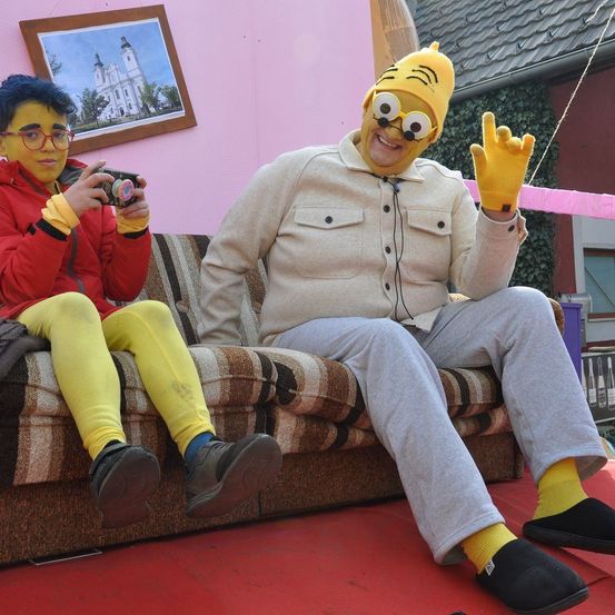 Bild enthält, Couch, Photography, Person, Portrait, Pants, Costume, Adult, Male, Man, Sitting