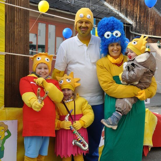 Bild enthält, People, Person, Face, Head, Photography, Portrait, Glove, Costume, Hat, Balloon