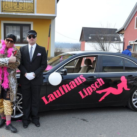 Bild enthält, Neighborhood, Purple, Coat, Formal Wear, Suit, Portrait, City, Street, Sedan, Dress