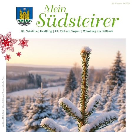 Ein verschneiter Tannenbaum ragt in einer Winterlandschaft hervor, dahinter mehrere kleine Kiefern, die mit Schnee bedeckt sind. Schneeflocken und Sterne sind um den Baum herum, mit einem weißen Rand.