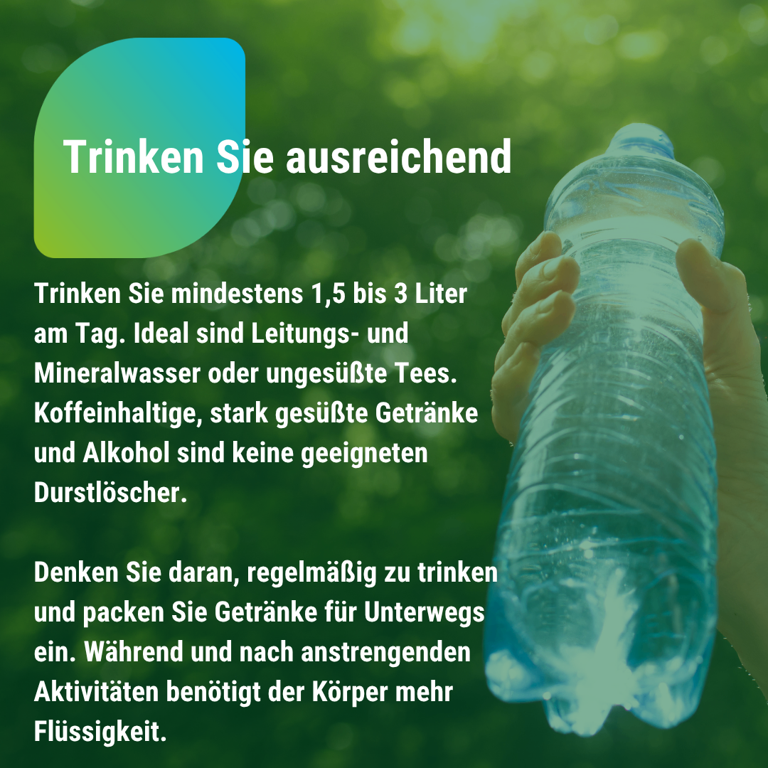 Ein Bild zeigt eine Person, die eine Wasserflasche hält, mit Text, der zum Trinken von mindestens 1,5 bis 3 Litern täglich ermutigt. Ideale Getränke sind Wasser und ungesüßter Tee. Koffein- und alkoholhaltige Getränke sind nicht geeignet.