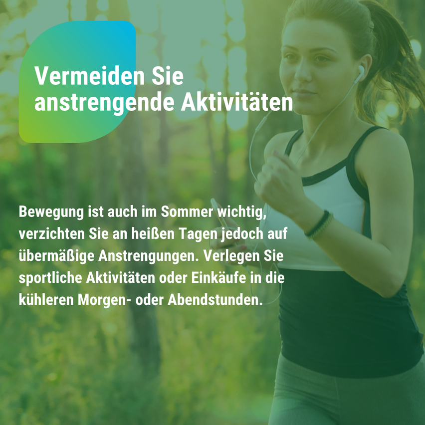 Eine Frau im Wald mit Kopfhörern rät, anstrengende Aktivitäten zu vermeiden. Sie empfiehlt, Sport zu treiben oder in den kühleren Morgen- oder Abendstunden einzukaufen.