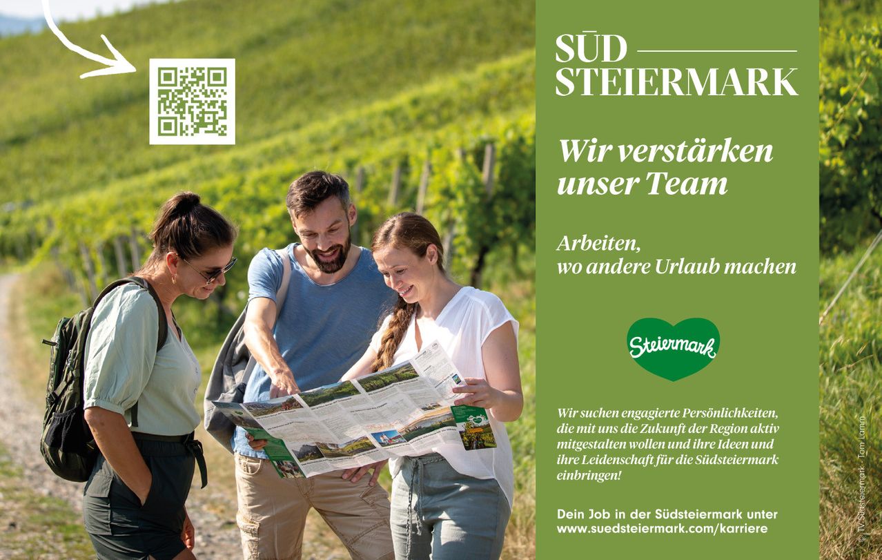 Eine Gruppe von Menschen steht in einem Weinberg, mit einer Karte in den Händen. Einer von ihnen liest sie. Der Text auf der Karte ist auf Deutsch. Auf der linken Seite des Bildes befindet sich ein QR-Code.