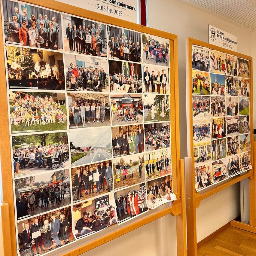 Eine Fotocollage verschiedener Veranstaltungen und Personen, die auf einem Holzrahmen ausgestellt ist, mit den Jahren 2015 bis 2025 oben geschrieben.