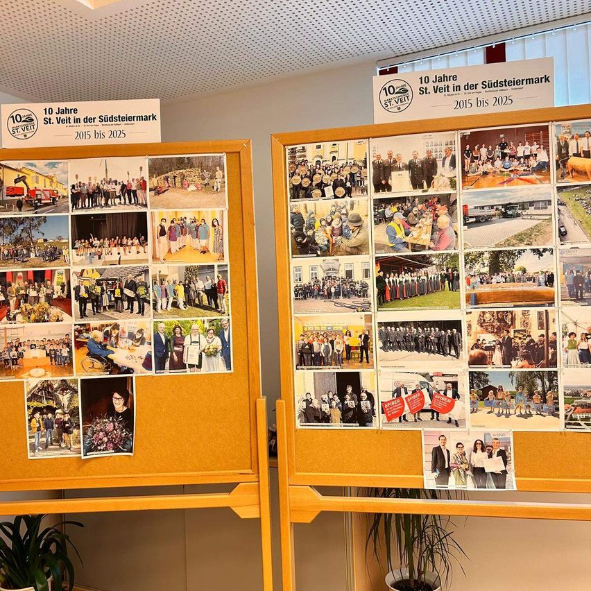 Zwei Holztafeln zeigen eine Fotosammlung zur 10-jährigen Jubiläumsfeier von St. Veit in der Südsteiermark von 2015 bis 2025.
