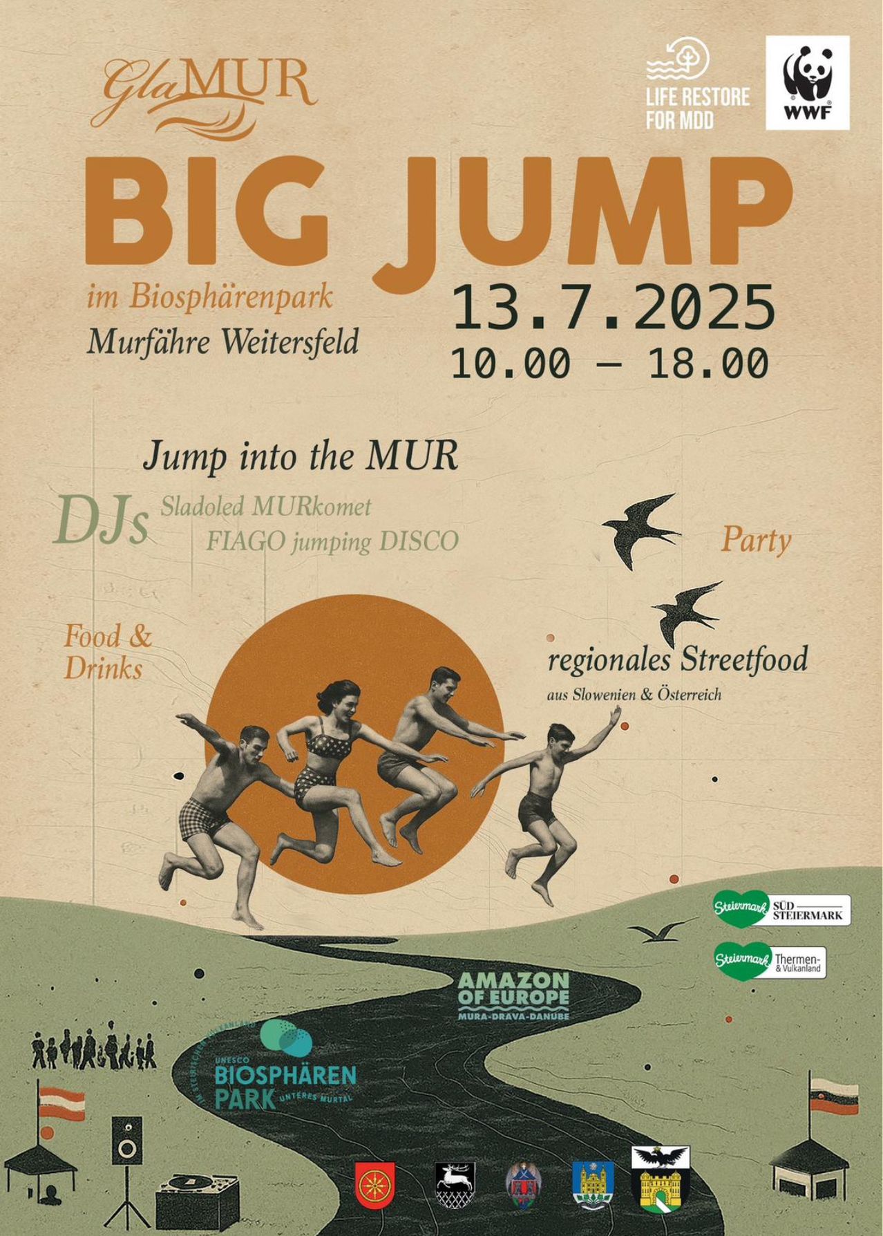 Ein Plakat für die Veranstaltung Big Jump im Biosphärenpark Murfahre Weitsfeld am 13. Juli 2025 von 10:00 bis 18:00 Uhr. Mit DJs Sladoled MURkomet und FLAGO, springender DISCO, Essen, Getränken und regionalem Street Food aus Slowenien und Österreich. Illustration von Kindern, die in der Luft springen.