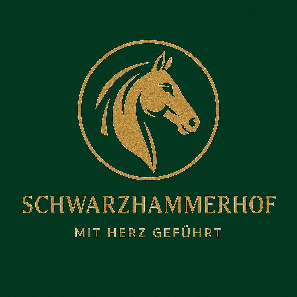 Das Logo für Schwarzhammerhof, das ein goldenes Pferd in einem Kreis mit dem Text 'Mit Herz Geführt' darunter auf grünem Hintergrund zeigt.