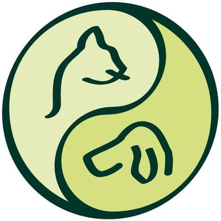 Ein kreisförmiges Logo mit einem Yin-Yang-Symbol, auf einer Seite eine Katze und auf der anderen eine Pfote. Die Katze befindet sich in einer entspannten Position, während die Pfote eine Pfotebewegung ausführt.