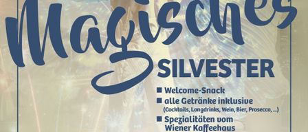 Ein Plakat für eine glamouröse Silvesterparty. Ein Mann in einem weißen Anzug und Hut steht mit ausgestreckten Armen. Die Party beinhaltet einen Willkommens-Snack, inklusive Getränke, Spezialitäten vom Wiener Kaffeehaus, eine Live-Band, eine Überraschungs-Show-Aktion, Feuerwerk, ein Mitternachtsbuffet und einen Shuttle-Service. Beginn um 21:00 Uhr.