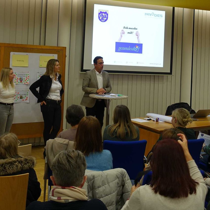 Bild enthält, People, Person, Crowd, School, Classroom, Indoors, Wristwatch, Audience, Adult, Woman