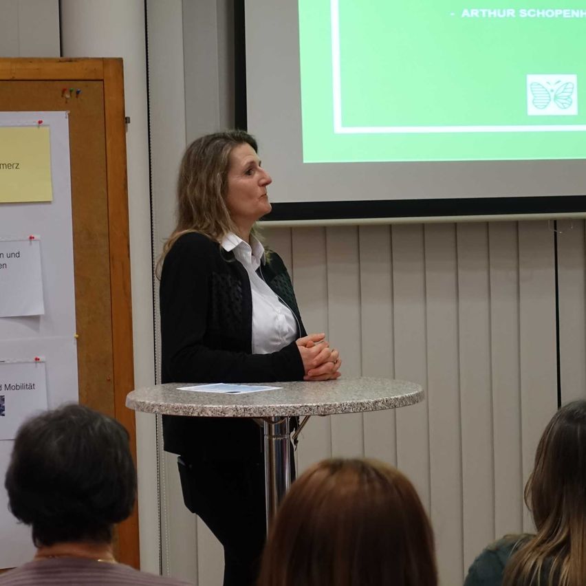 Bild enthält, Crowd, Person, Audience, People, Speech, Adult, Female, Woman, Head, Child