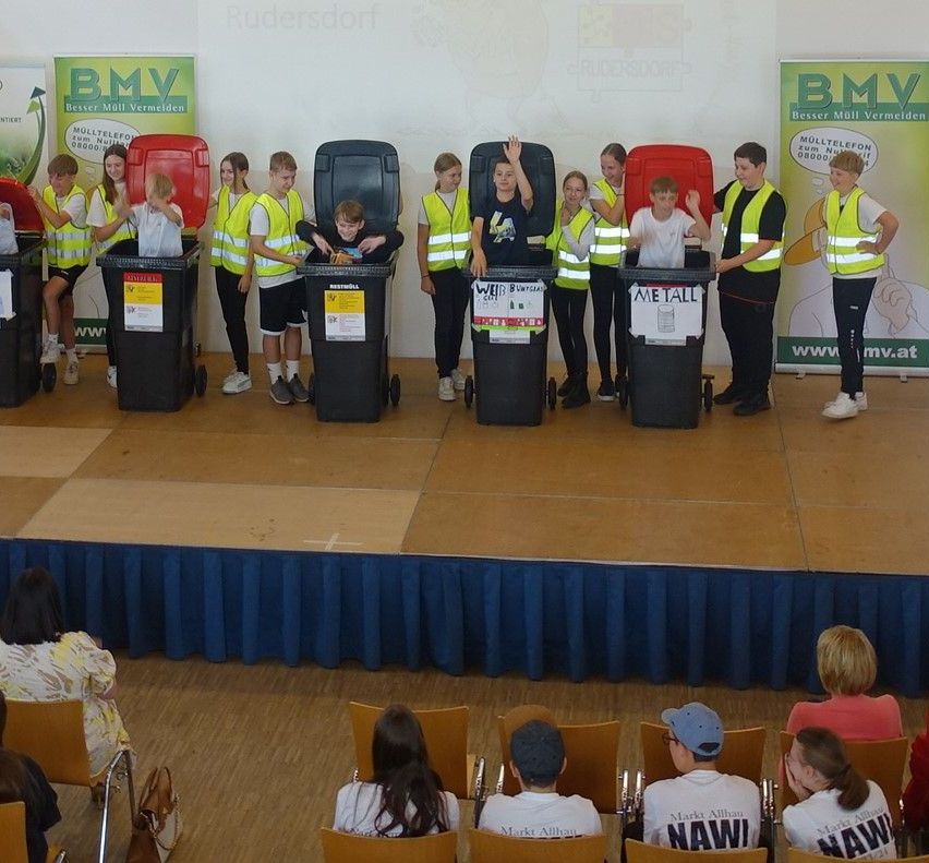 Bild enthält, Crowd, Person, Audience, Debate, Speech, Adult, Female, Woman, Boy, Child