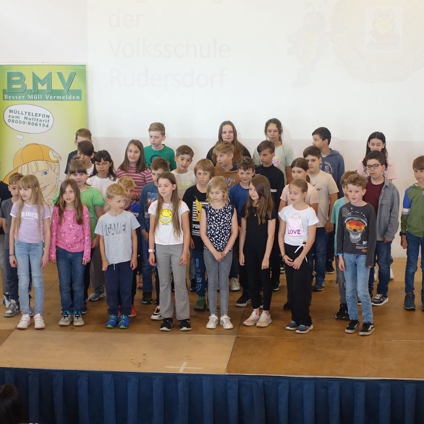 Bild enthält, Pants, Shoe, Jeans, Person, Wristwatch, Groupshot, Baby, People, Face, Crowd