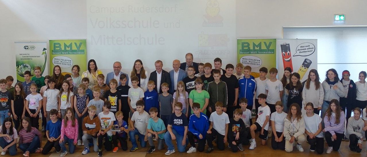 Bild enthält, Groupshot, Person, Architecture, Building, School, Footwear, Shoe, Face, Classroom