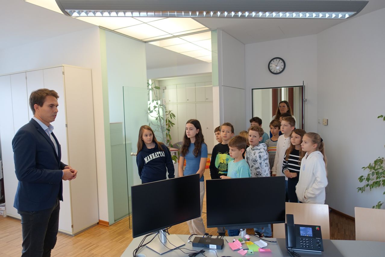 Bild enthält, Table, Screen, Computer Hardware, Monitor, Adult, Male, Man, Person, Laptop, People