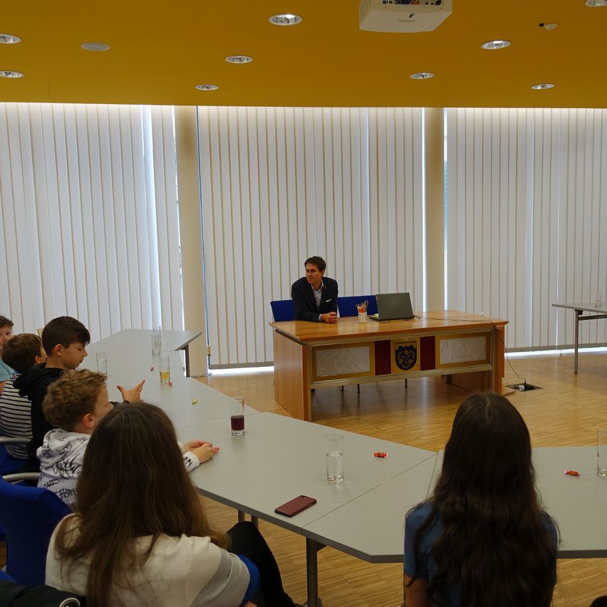 Bild enthält, People, Person, Crowd, Audience, Indoors, Wood, Building, Face, Chair, Speech