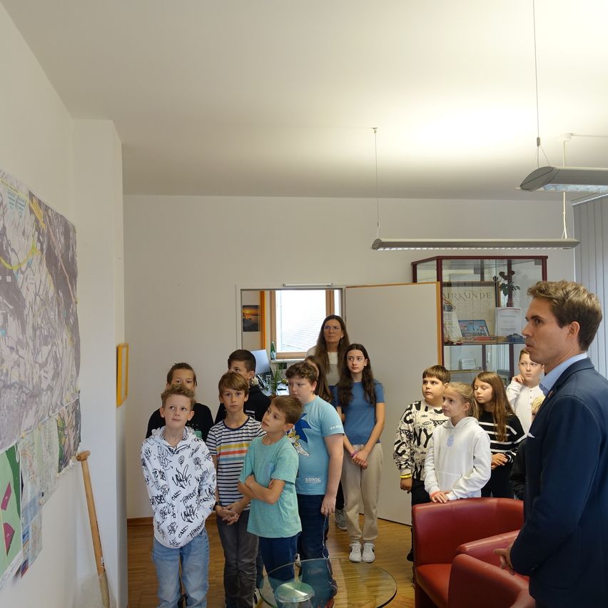 Bild enthält, People, Person, Adult, Male, Man, School, Classroom, Jeans, Suit, Face